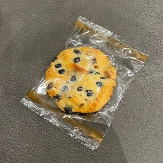 これはどう見ても黒豆せんべいでは…？（パントビスコさん提供）