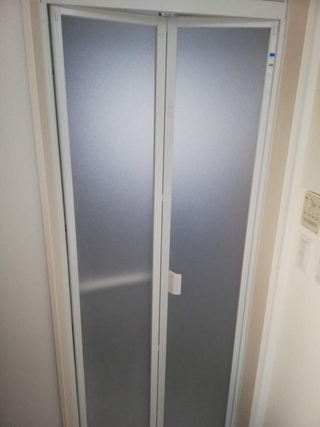 ユニットバスのドアがすぐ割れる樹脂パネルの理由は…（トイレ屋へっちゃんさん提供）