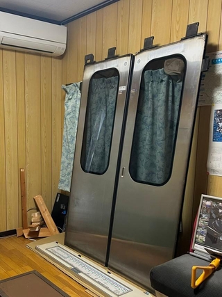 趣味が高じて電車のドアを購入してしまったちばいなさん（ちばいなさん提供）