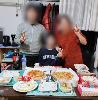 家族で誕生日会。今は家族と過ごす時間を大事にしています（提供写真）