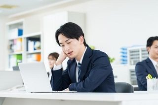 「過去のキャリア選択に何らかの後悔を抱えている」人が8割強　※画像はイメージです（pain au chocolat/stock.adobe.com）