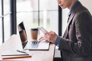 生成AIの利用を伝えない人が約6割　※画像はイメージです（lielos/stock.adobe.com）