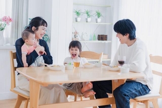 約8割が「家族のコミュニケーションは良好」　※画像はイメージです（maroke/stock.adobe.com）