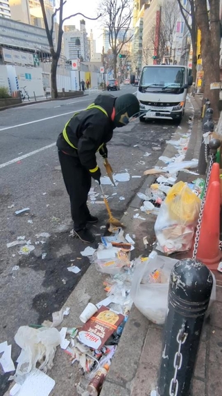 三が日明けの地獄…渋谷は視界の向こうまでゴミが果てしなく続いていたという（スミレンジャーZさん提供）