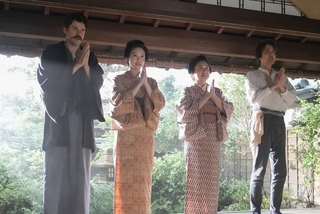 第72回より。出雲大社の方角に手を合わせるヘブン（トミー・バストウ）、トキ（髙石あかり）、フミ（池脇千鶴）、司之介（岡部たかし）　(C)NHK