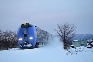 冬の宗谷本線を走る特急サロベツ（LEPANNEAU/stock.adobe.com）