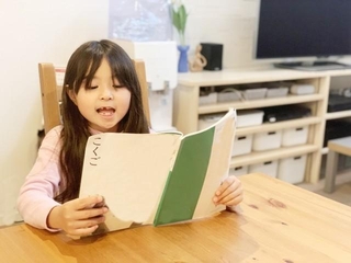 すっかり寝てしまった小1の娘が音読の宿題し忘れてることに気付いたが…（photoACより「いるまむ」さん撮影、イメージ画像）