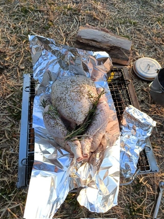 大迫力の丸鶏（画像提供：みねるばさん）