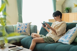 実家暮らしは落ち着きますよね。※画像はイメージです（one/stock.adobe.com）