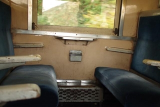 窓側の下に灰皿が取り付けられていたのは普通の光景だった