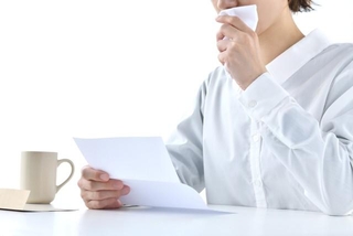 故人の遺言書を読んで涙する家族　※画像はイメージです（takasu/stock.adobe.com）