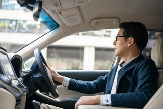 営業先へ向かうため運転する上司。部下に運転の交代をお願いしたらパワハラ？　※画像はイメージです（Peak River/stock.adobe.com）