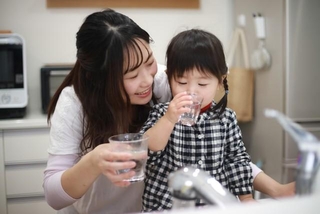 水道水、飲んでいますか？　※画像はイメージです（yamasan/stock.adobe.com）