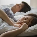 【夫婦の寝室】「同じ部屋で寝ている」夫婦の約8割が「夫婦円満」　「別室」で寝ている夫婦は？