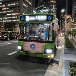 大阪駅と心斎橋を結ぶバス「御堂筋ライナー」に乗ってみた　朝夕のラッシュ時に300円で確実に座れるが…今後の課題は？