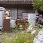 悪臭・ハエ・飛び散るゴミ…でも怖くて言えない！ごみ屋敷の隣人トラブルの正しい対処法【弁護士が解説】