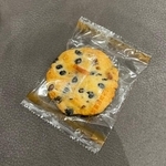 これはどう見ても黒豆せんべいでは…？（パントビスコさん提供）