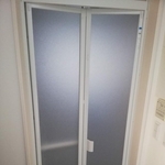 ユニットバスのドアがすぐ割れる樹脂パネルの理由は…（トイレ屋へっちゃんさん提供）