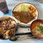 ステーキ290円！牛丼390円！ボリュームたっぷりです（白くまさん提供）