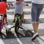 子どもは自転車に乗っていても…※画像はイメージです（polack/stock.adobe.com）