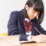 高校受験のサポートに「経済的負担」を感じている保護者が約7割　※画像はイメージです（miya227/stock.adobe.com）