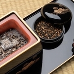 焼香ってどうやるんだっけ？つまんで、掲げて、パラパラして…正しい手順解説