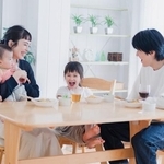 約8割が「家族のコミュニケーションは良好」　※画像はイメージです（maroke/stock.adobe.com）