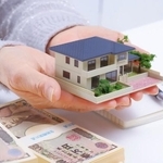 住宅とお金とシニア女性の手元※画像はイメージです（琢也 栂/stock.adobe.com）