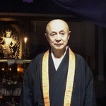 修行道場「行藏院」（こうぞういん）住職、柳澤眞悟さん。左奥は本尊の蔵王権現（ざおうごんげん）像