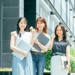 笑顔で並ぶ三人の女性※画像はイメージです（buritora/stock.adobe.com）