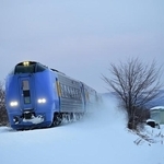 冬の宗谷本線を走る特急サロベツ（LEPANNEAU/stock.adobe.com）