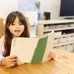 すっかり寝てしまった小1の娘が音読の宿題し忘れてることに気付いたが…（photoACより「いるまむ」さん撮影、イメージ画像）