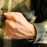 ムカつくことを言われて、その場ではうまく言い返せない人。「頭の回転が悪いのではなく、優しさと賢さがあるから」とつぶやいた僧侶の青しょうがさん（photoACより「雰囲気イケメン」さん撮影、イメージ画像）