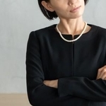 お葬式冬のコート&マフラーどう選ぶ？※画像はイメージです（naka/stock.adobe.com）