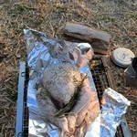 「友人と焚き火に来ましたが、もうちょっと考えて生きようよ、という方向で話がまとまりました」鶏の丸焼きは簡単にはできない！？→「ただただアルミホイルで挑む姿勢は素晴らしい」