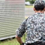 自衛隊の警備犬シェパード、隊員の股からニュッ！愛らしい日常で魅了「可愛い」「健気で泣けてくる」