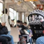 グリーン車に乗ったら→放置されたベビーカーが出入り口を塞ぎ、批判や共感「折り畳むのがマナー」「ワンオペ移動なら手が空かない」