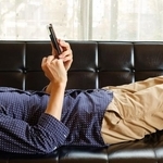 育児そっちのけ！食事や外出中も…家族よりスマホに没頭？6割のママが感じる「夫のスマホストレス」