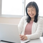 新しい分野の勉強をしている50代女性※画像はイメージです（YUTO PHOTOGRAPHER/stock.adobe.com/）