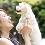愛犬に笑いかける女性※画像はイメージです （taka/stock.adobe.com）