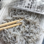 しらすの中で、ひときわ目立っていた“異物”。色の違いが発見の決め手だった／もりやんさん（@moriyan18）提供