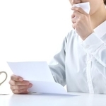 故人の遺言書を読んで涙する家族　※画像はイメージです（takasu/stock.adobe.com）