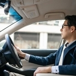 営業先へ向かうため運転する上司。部下に運転の交代をお願いしたらパワハラ？　※画像はイメージです（Peak River/stock.adobe.com）