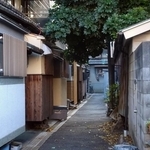 関西ではよく「あのドン突きを右に」とか言いますよね