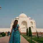 タージマハルと日本人女性（yoshida/stock.adobe.com）