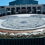 雪のおしろいをまとったミッキー