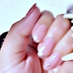 「おしゃれなネイル！」と思いきや、その隣に怪しい影が……（画像提供：おとび シベリアンハスキー（カイヌシ：ナルコ）さん）