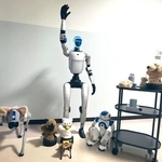 人間 VS ヒト型ロボット VS 犬型ロボットが、かけっこ勝負！ 大学の理工学部が企画した結果は……「ギックリ腰中のじぶんと同じ」「なんて可愛い」