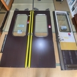 購入したドア。畳と比べることでサイズがよく分かる