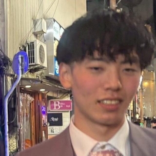 成人式の二次会で繁華街を歩くきょうやさん（右）／きょうやさん（@rakyo.8）提供